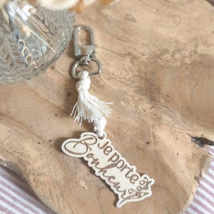 “I bring luck” wooden key ring – Original May 1st gift – Engraved lily of the valley sprig + pompom – Handmade, lucky charm