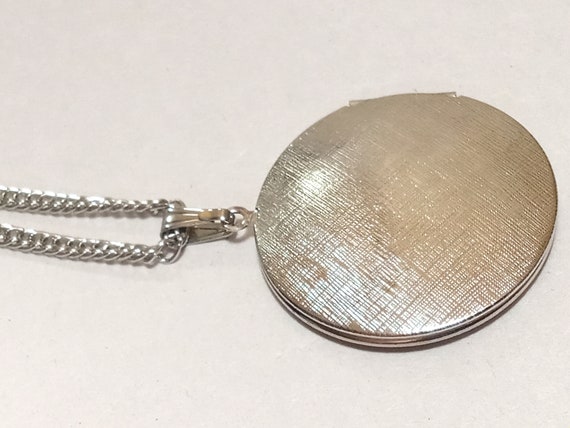 Vintage Silver Tone Diamond Etched Picture Locket… - image 7