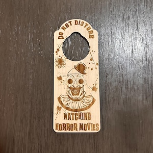 Art terrifiant Le clown Ne pas déranger en regardant des films d&#39;horreur Enseigne gravée pour accroche-porte