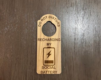 No molestar. Recargando mi batería social. Colgador de puerta para introvertidos.