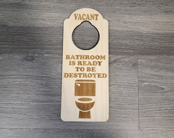 Letrero colgante de puerta grabado de doble cara con la leyenda "Baño en destrucción, ocupado o vacío".