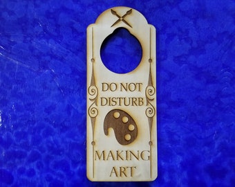 Türschild mit Gravur „Do Not Disturb Making Art“.