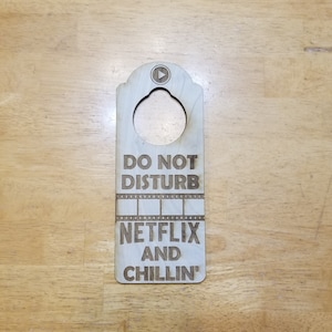 Enseigne gravée sur l&#39;accroche-porte Ne pas déranger Netflix et Chillin