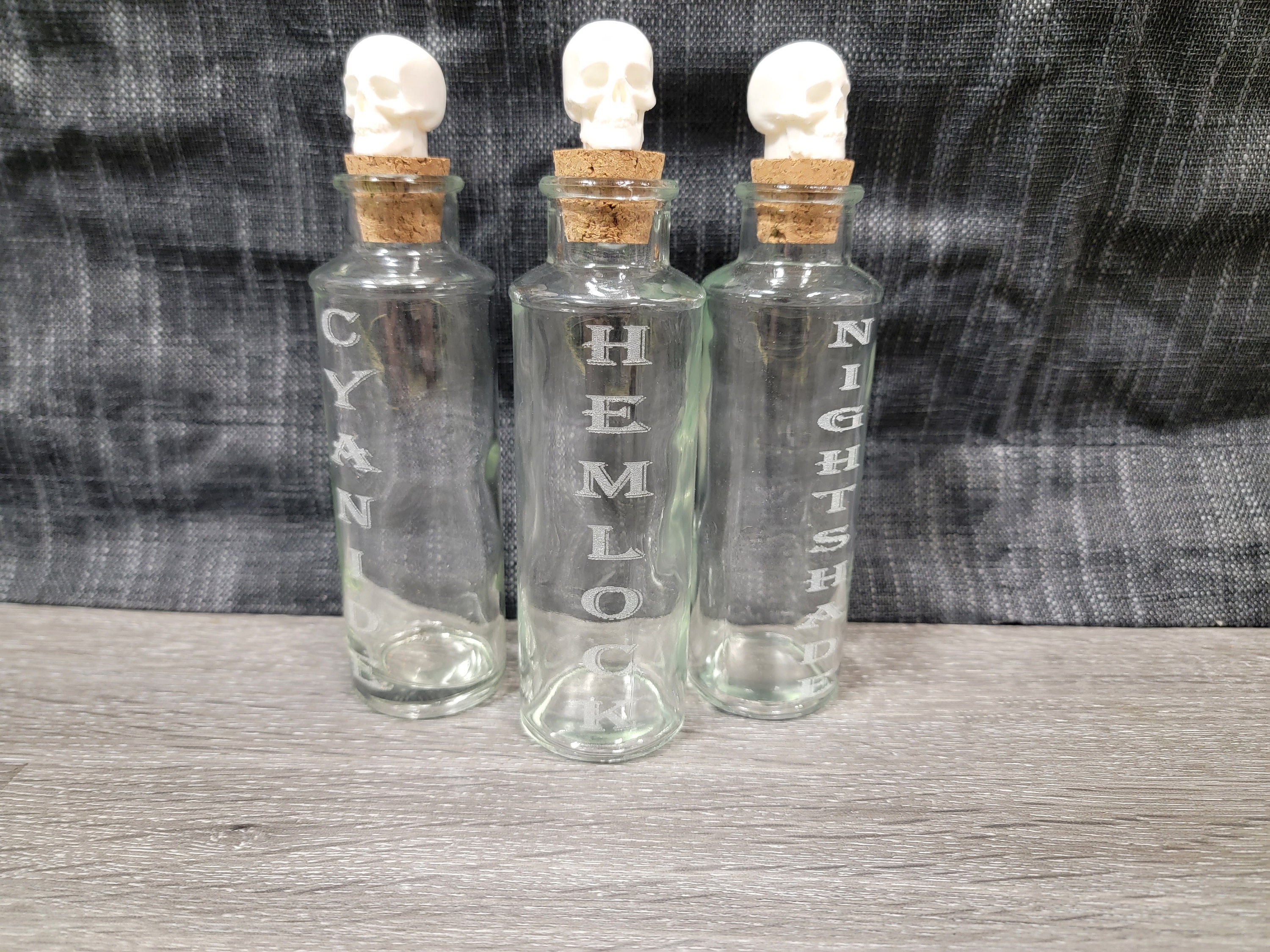 Set di 3 bottiglie da farmacia vittoriano in vetro acidato a veleno, cicuta  di cianuro di belladonna -  Italia