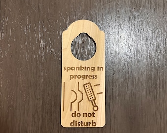 Letrero para puerta con grabado de doble cara con texto en inglés &quot;S&M Do Not Disturb&quot; y azotes en proceso. Únase