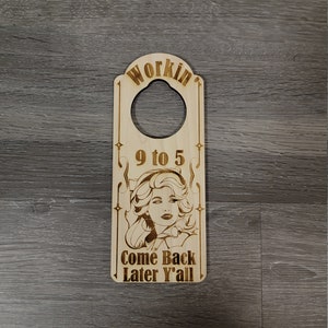 Dolly Arbeiten 9 vor 5 Gravur Türschild Dolly Parton