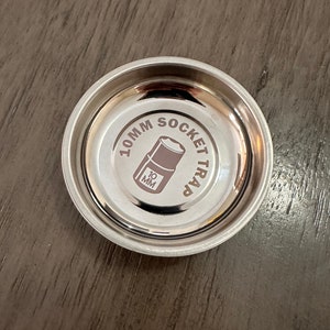 Könnte beinhalten: Ein silbernes magnetisches Stecknuss-Fach mit dem aufgedruckten Text "10MM SOCKET TRAY".