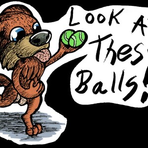 Op de afbeelding: Een cartoon illustratie van een bruine hond die twee groene tennisballen vasthoudt. De hond rent en heeft een tekstballon met de tekst "Look at These Balls!" in zwarte tekst. De achtergrond is zwart.