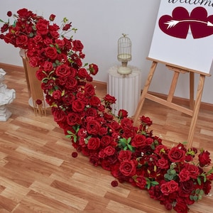 赤いシルクのバラの花の列 テーブルフラワーランナー ウェディング通路の花 披露宴パーティー 道路に飾られた花 パーティーの花の列の背景 200 x 40 cm