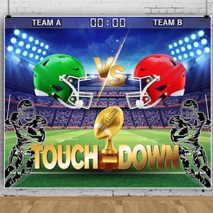 Könnte beinhalten: Ein Fußball-Hintergrund mit zwei Helmen, einem grünen und einem roten, die sich gegenüberstehen. Die Helme befinden sich vor einem Stadion mit einer Anzeigetafel, auf der "00:00" steht. Der Text "TEAM A" und "TEAM B" befindet sich über den Helmen. Der Text "TOUCHDOWN" ist in goldenen Buchstaben in der Mitte des Bildes.