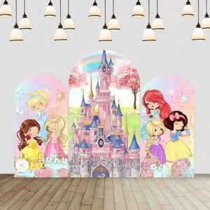Puede incluir: Un colorido telón de fondo con princesas de dibujos animados y un castillo rosa. El diseño incluye ilustraciones de varias princesas con sus vestidos, sobre un fondo pastel de arcoíris y flores. El texto "LokuHolidayDecor" es visible.
