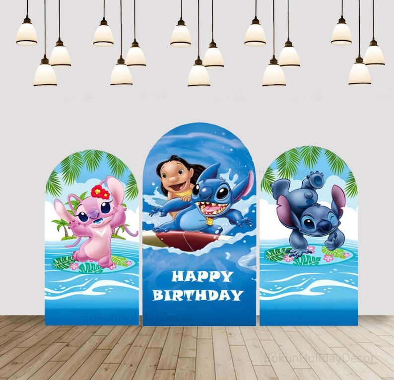 K&ouml;nnte beinhalten: Drei blaue und wei&szlig;e, bogenf&ouml;rmige Papp-Ausschnitte mit Stitch und Angel aus dem Disney-Film Lilo & Stitch. Der mittlere Ausschnitt tr&auml;gt den Text "Happy Birthday".