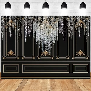 Puede incluir: Fondo negro y dorado con una gran lámpara de araña de cristal colgando en el centro. El fondo presenta un patrón repetitivo de marcos dorados ornamentados y luces brillantes.