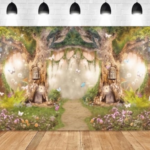 Könnte beinhalten: Ein fantasievoller Hintergrund mit zwei großen Bäumen mit leuchtenden Lichtern, ein Weg führt durch einen üppigen grünen Wald mit Blumen und Schmetterlingen. Der Hintergrund ist eine weiße Backsteinmauer.