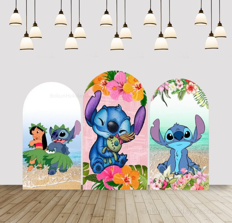 Puede incluir: Tres telones de fondo de color arco con Stitch de Lilo & Stitch. Los telones de fondo est&aacute;n decorados con flores y hojas tropicales. El primer tel&oacute;n de fondo presenta a Stitch sosteniendo una mu&ntilde;eca, el segundo tel&oacute;n de fondo presenta a Stitch con una expresi&oacute;n de sorpresa y el tercer tel&oacute;n de fondo presenta a Stitch con una expresi&oacute;n de felicidad.