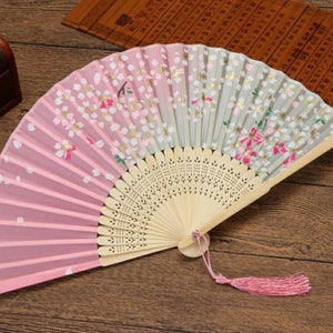 Ventagli pieghevoli palmari floreali con fiori di ciliegio Ventaglio a mano con fiori di farfalla Seta di bambù per ventagli per ricevimenti di nozze Ventaglio per feste danzanti di souvenir