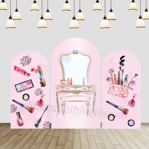 Puede incluir: Tres paneles de fondo rosa y blanco con un tema de tocador. El panel central presenta un tocador con un espejo y cajones. El panel izquierdo tiene pinceles de maquillaje, esmalte de uñas y lápiz labial. El panel derecho tiene una bolsa de maquillaje con lunares y pinceles de maquillaje.