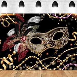Puede incluir: Un fondo negro con una máscara de mascarada dorada y de diamantes, plumas rojas y doradas y cuentas doradas y moradas.