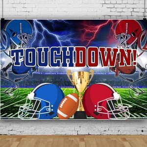 Könnte beinhalten: Ein blauer und roter Football-Hintergrund mit dem Wort "TOUCHDOWN!" in großen weißen Buchstaben. Der Hintergrund zeigt zwei Footballhelme, einen Football und eine Trophäe.