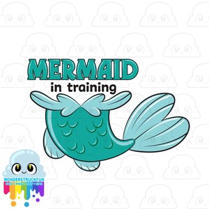 Puede incluir: Una sirena de dibujos animados de color turquesa y azul claro en entrenamiento con el texto "Mermaid in training" encima.