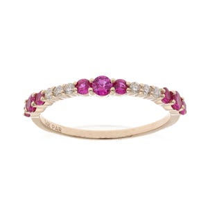 Peut inclure: Une bague en or avec des pierres précieuses roses et blanches alternées. La bague présente une série de pierres roses vives rondes et de petites pierres claires. La bague est marquée "14K PAR".