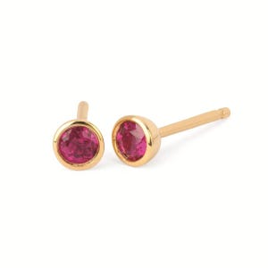 Boucles d'oreilles en or jaune 10 carats de 3,5 mm avec lunette en rubis synthétique Classique