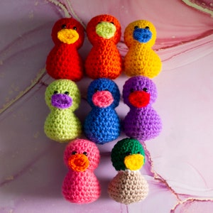 Mini canards en caoutchouc au crochet Amigurumi - Canetons arc-en-ciel faits main - Petites peluches de canard
