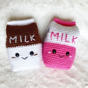 Amigurumi met chocolademelk en aardbeienmelk // Kleine gehaakte melkpak // Handgemaakte pluche eten