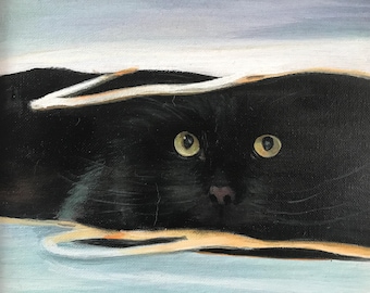 Op de afbeelding: Een olieverfschilderij op doek met een zwarte kat met heldere gele ogen die achter een witte en lichtoranje stof of deken vandaan kijkt. De vacht van de kat is weergegeven in diepzwarte tinten, in contrast met de lichtblauwe en witte achtergrond.