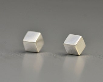 Kleine Würfel Ohrstecker, Sterling Silber Minimalistische Ohrringe, Geometrische Post Ohrringe