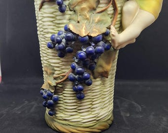 Amphore, Figural, Korb mit Weintrauben und Kind, Kletternde Vase.