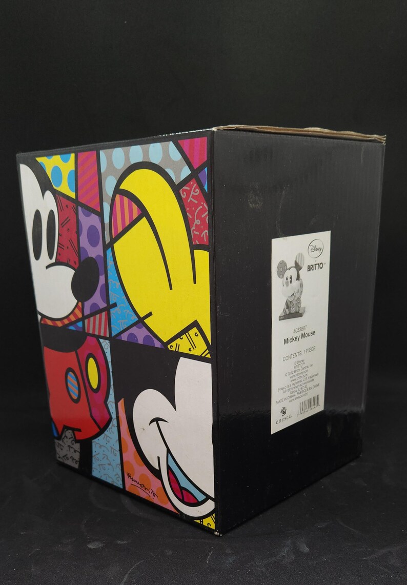 K&ouml;nnte beinhalten: Eine farbenfrohe Mickey Mouse Figur im Pop-Art-Stil in einer schwarzen Box. Die Box hat ein Etikett mit den Disney- und Britto-Logos und dem Text "Mickey Mouse".