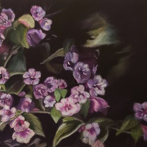 Könnte beinhalten: Ein Gemälde von lila Blüten mit grünen Blättern auf einem dunklen Hintergrund. Die Blüten sind zusammengedrängt und scheinen in der Nacht zu blühen.