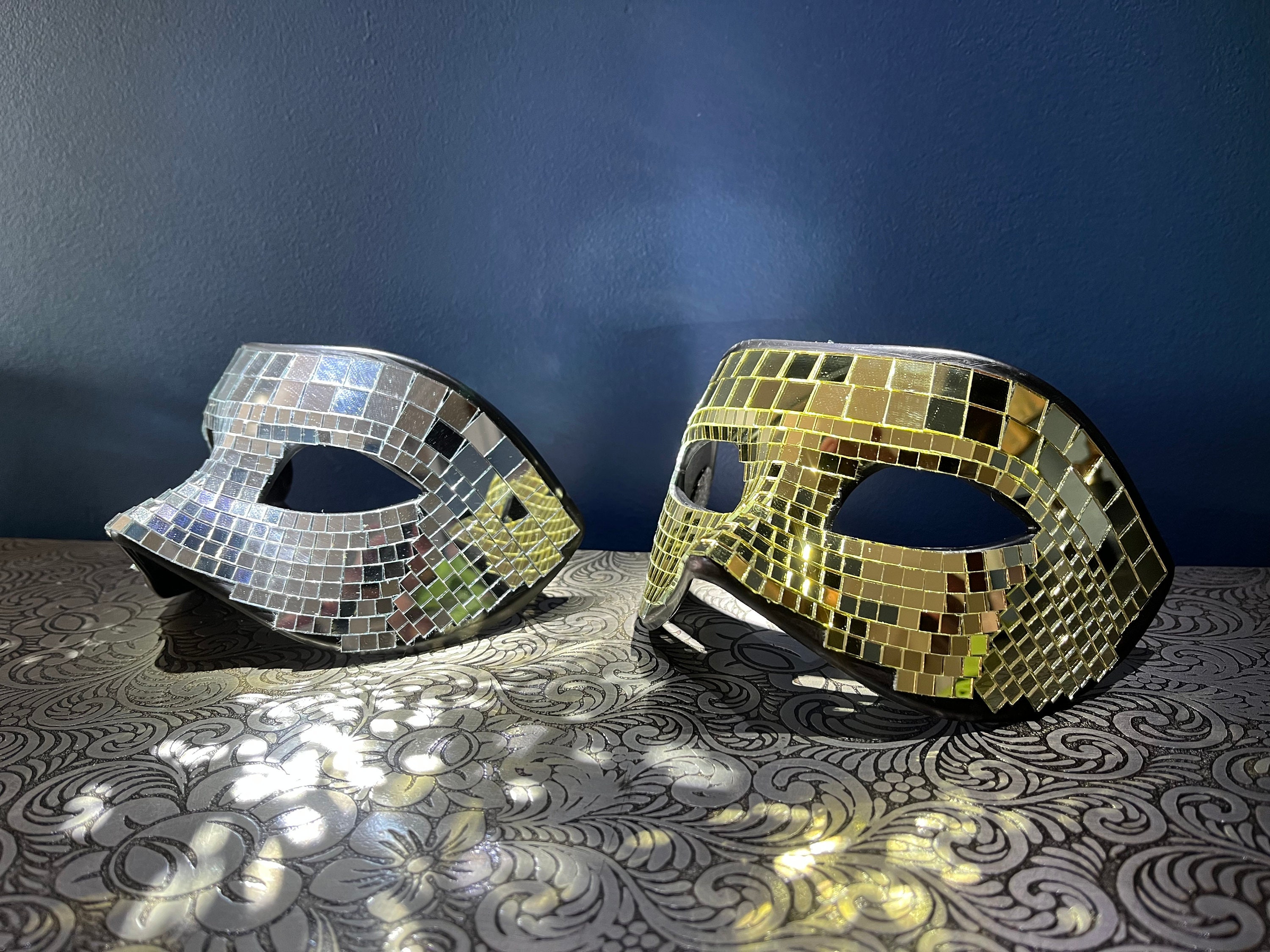 Masque for Sale avec l'œuvre « Boule disco pour casque » de l'artiste  GrandeDuc