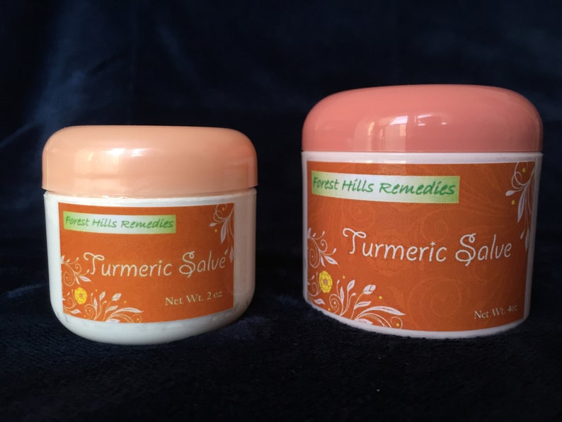 K&ouml;nnte beinhalten: Zwei Gl&auml;ser mit Kurkuma-Salbe, eines mit 2 oz und das andere mit 4 oz. Beide Gl&auml;ser haben einen pfirsichfarbenen Deckel und ein Etikett mit dem Text "Forest Hills Remedies" und "Turmeric Salve".