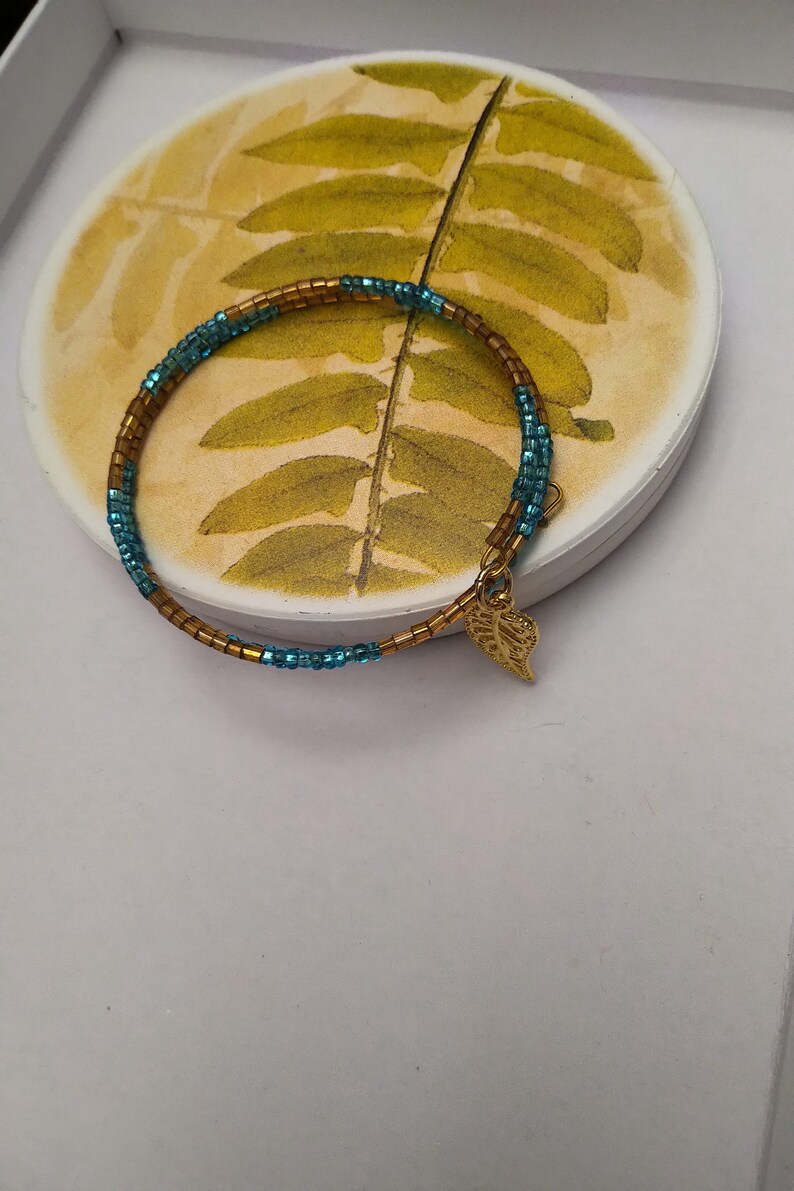 Two Strand No Clasp Blue /& Gold Glass Beads with Gold Leaf Charm Memory Wire Bracelet