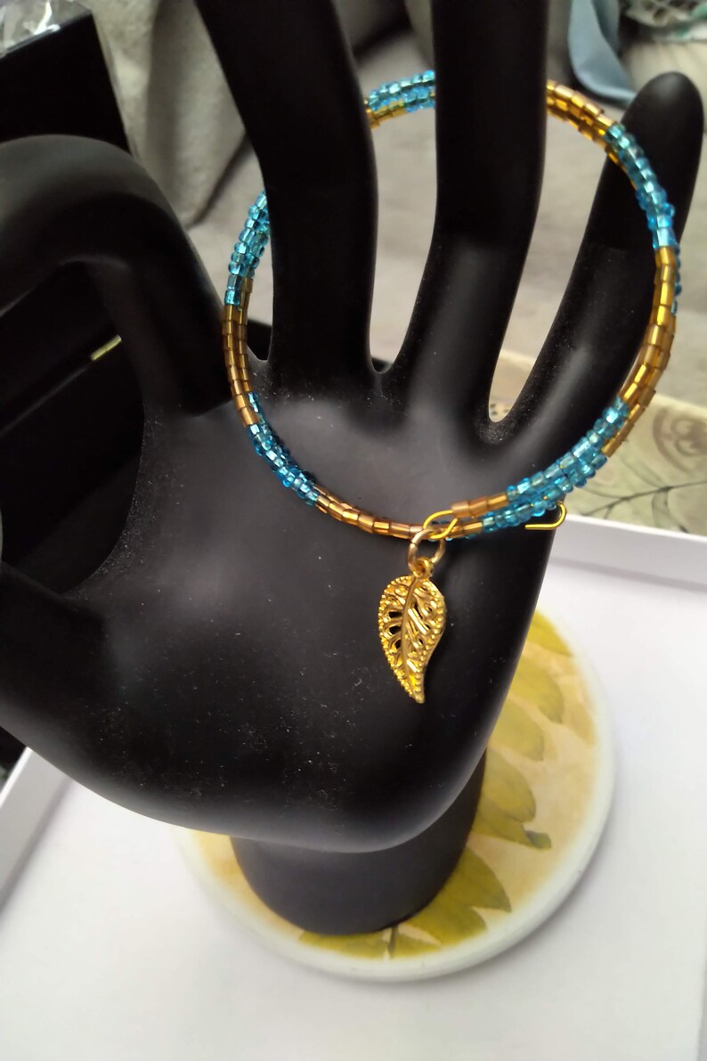 Two Strand No Clasp Blue /& Gold Glass Beads with Gold Leaf Charm Memory Wire Bracelet