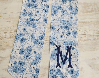 Blommig kransbåge: Blå & vit Chinoiserie dörrdekor, broderat monogram
