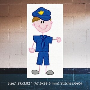 K&ouml;nnte beinhalten: Stickfigur in blauer Uniform mit goldenem Abzeichen auf der M&uuml;tze. Die Figur l&auml;chelt und tr&auml;gt eine blaue Krawatte. Die Stickerei ist 4,76 cm breit und 9,96 cm hoch.
