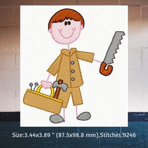 K&ouml;nnte beinhalten: Stickerei mit einem Cartoon-Charakter, der eine Werkzeugkiste und eine S&auml;ge h&auml;lt. Die Person tr&auml;gt eine braune Jacke und Hose. Die Werkzeugkiste ist braun mit gelben Akzenten. Die S&auml;ge ist silberfarben mit einem braunen Griff. Das Design ist 87,5 mm x 98,8 mm gro&szlig;.