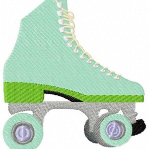 Puede incluir: Un par de patines de ruedas verdes y blancos con ruedas plateadas. Los patines tienen un ribete verde alrededor de la parte superior de la bota y un cierre de encaje blanco.