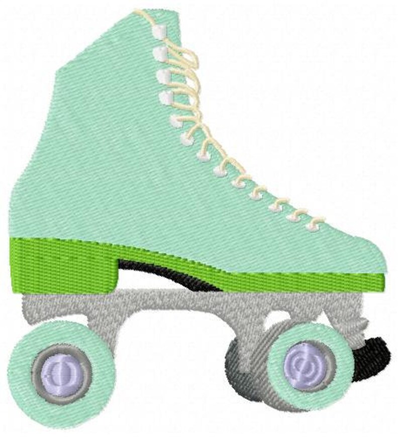 Puede incluir: Un par de patines de ruedas verdes y blancos con ruedas plateadas. Los patines tienen un ribete verde alrededor de la parte superior de la bota y un cierre de encaje blanco.