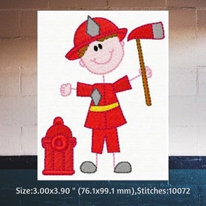 K&ouml;nnte beinhalten: Stickdatei eines Cartoon-Feuerwehrmanns, der eine Axt h&auml;lt und neben einem roten Hydranten steht. Das Design ist 3,00 Zoll mal 3,90 Zoll gro&szlig; und hat 10.072 Stiche.