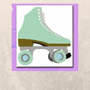 Puede incluir: Un par de patines de ruedas de color verde menta con ruedas marrones y cordones blancos. Los patines tienen una base blanca y ruedas negras.