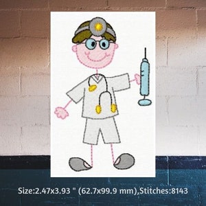 K&ouml;nnte beinhalten: Stickerei mit einem Cartoon-Arzt, der einen wei&szlig;en Kittel, eine Stirnlampe, eine Brille tr&auml;gt und eine Spritze h&auml;lt. Der Arzt ist 6,27 cm breit und 9,99 cm hoch.