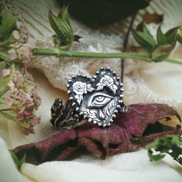 Crying eye sterling silver ring. Heart shaped ring with roses, Victorian Lovers eye Mourning jewelry inspired. Dark artistic hand crafted