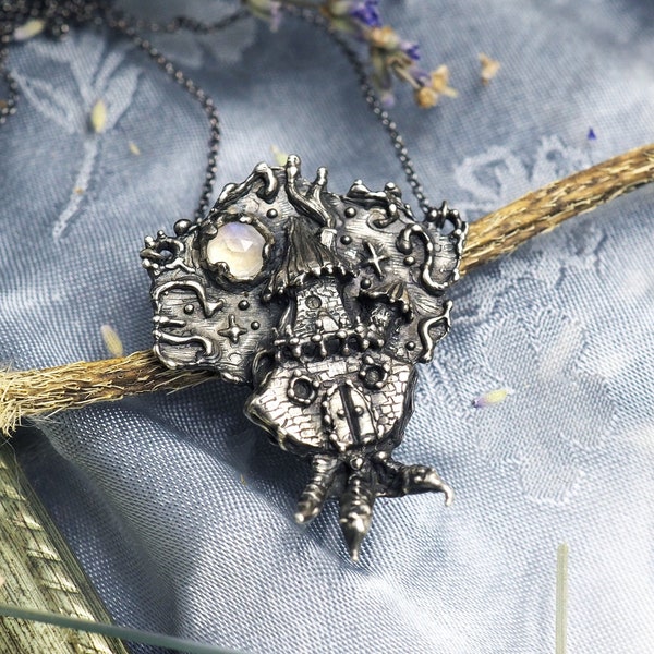 Baba Yaga Hütte Sterling Silber Halskette mit Mondstein, slawischer Folklore handgefertigter Schmuck, märchenhaft mythologisch inspirierter Anhänger