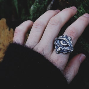 Crying Eye ring, sterling silver victorian style lovers eye jewelry. Gothic witchy aesthetic. Anatomy tears mourning ring, dark alternative