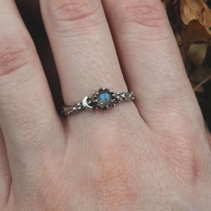 Sterling silver branch ring with labradorite s.7.5, ornamental twig band with Crescent Moon, Dainty ring, Botanical Celestial jewelry