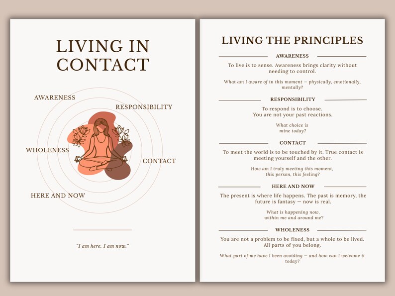Op de afbeelding: Een print van twee pagina's met de titels "Living in Contact" en "Living the Principles". De linkerpagina toont een vrouw in een yogahouding in concentrische cirkels. De rechterpagina bevat tekst over bewustzijn, verantwoordelijkheid en contact.